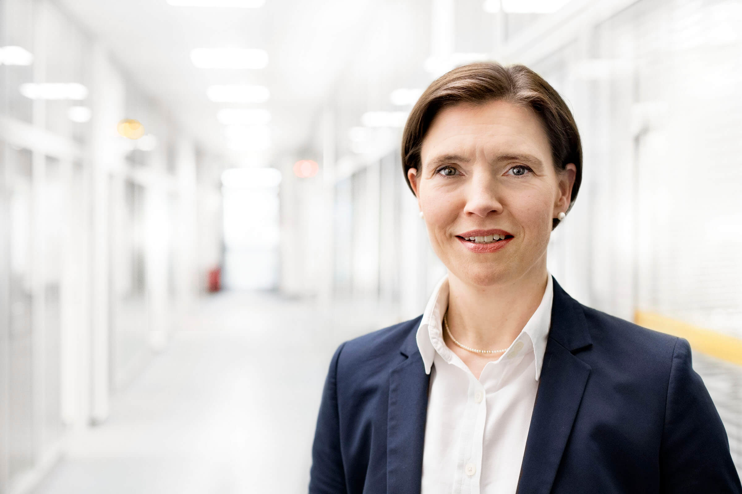 Key Account Managerin Bettina Lorenzen lächelt in die Kamera.