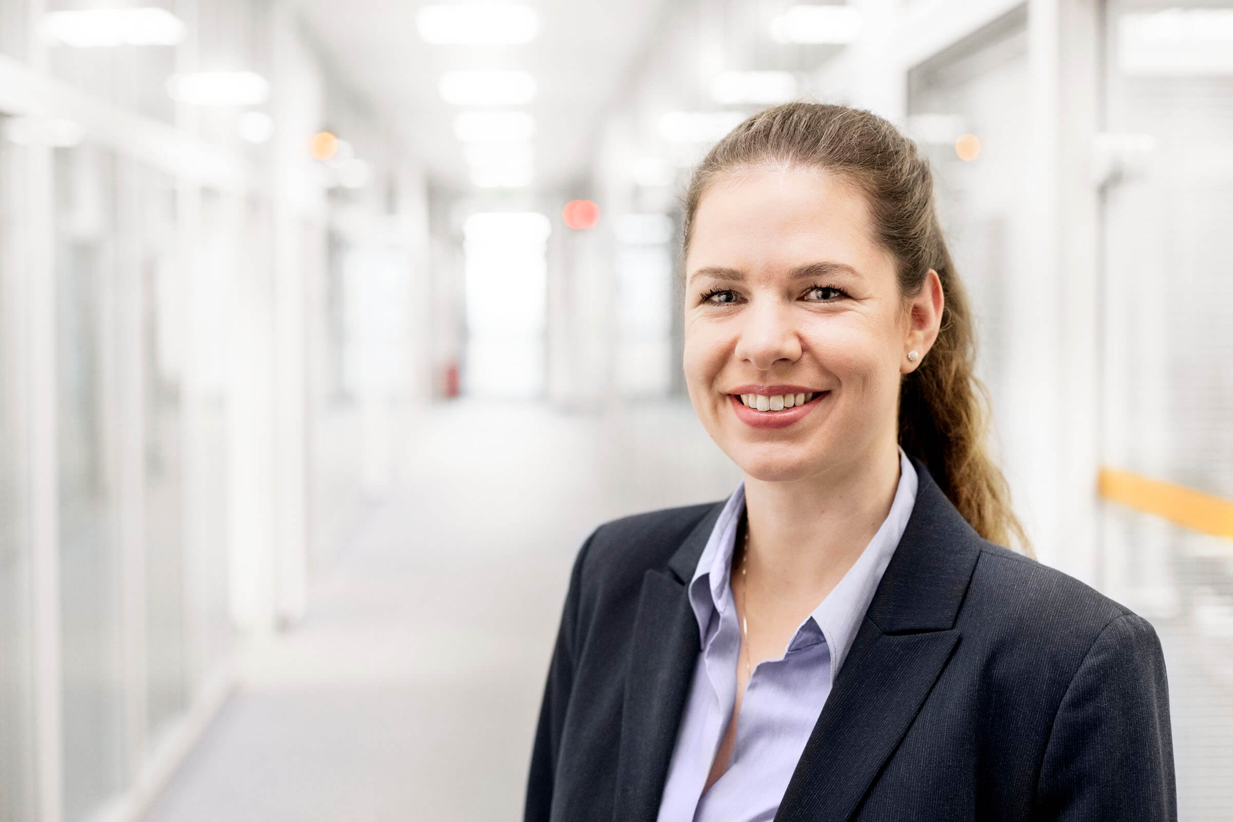 Key Account Managerin Rebecca Muchow lächelt in die Kamera.
