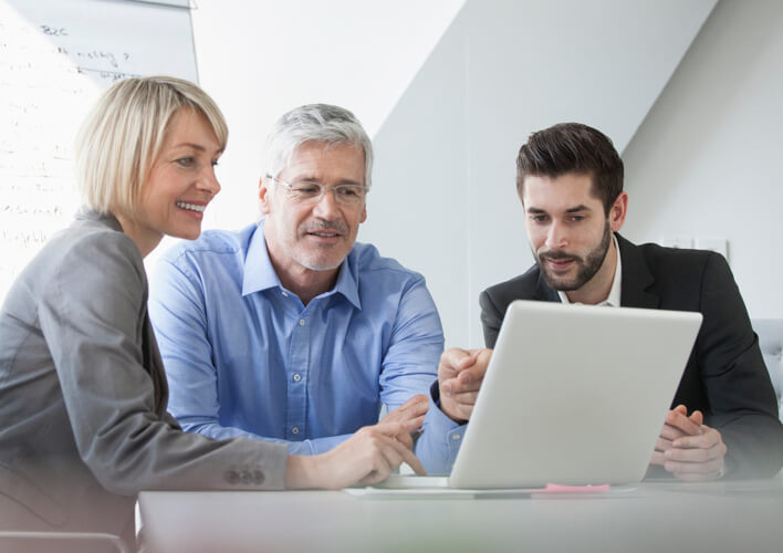 Drei comdirect Business Partners Mitarbeitende schauen gemeinsam auf einen Laptop-Bildschirm. Drei comdirect Business Partners Mitarbeitende schauen gemeinsam auf einen Laptop-Bildschirm.