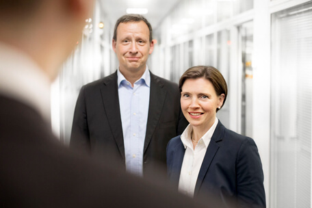 Zwei Männer und eine Frau unterhalten sich im Büroflur über die comdirect Business Partners Leistungen. Zwei Männer und eine Frau unterhalten sich im Büroflur über die comdirect Business Partners Leistungen.
