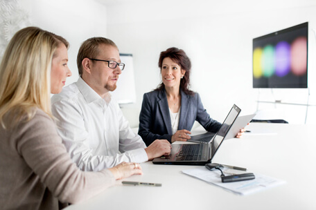 Drei comdirect Business Partners Mitarbeitende schauen in einem Büro gemeinsam auf einen Laptop-Bildschirm. Drei comdirect Business Partners Mitarbeitende schauen in einem Büro gemeinsam auf einen Laptop-Bildschirm.