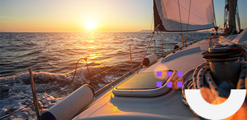 Sonnenuntergang &uuml;ber dem Meer vom Segelboot aus.