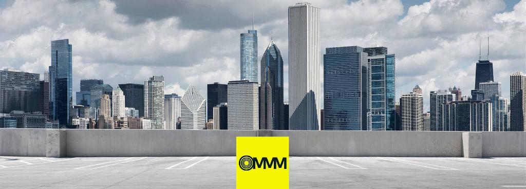 Hinter der Betonbrüstung eines Parkdecks sieht man die Skyline von Chicago.