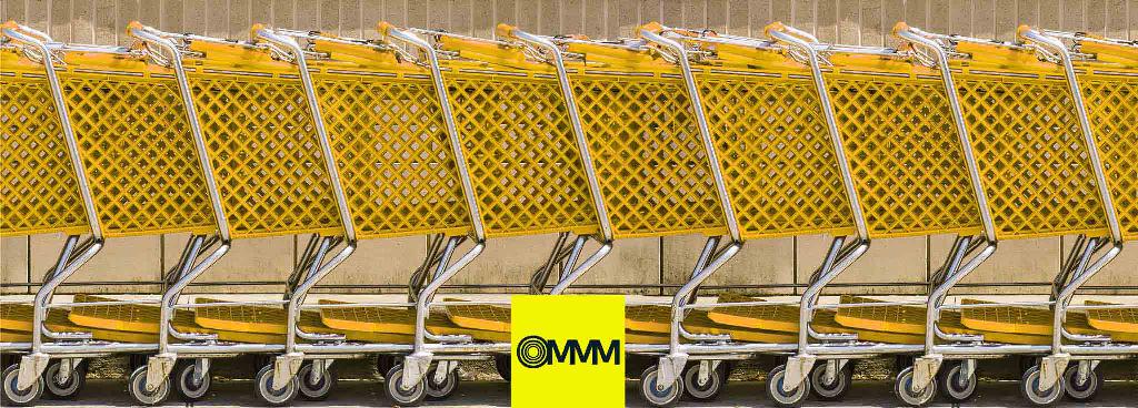 Es ist eine lange Reihe ineinandergeschobener Einkaufswagen zu sehen.