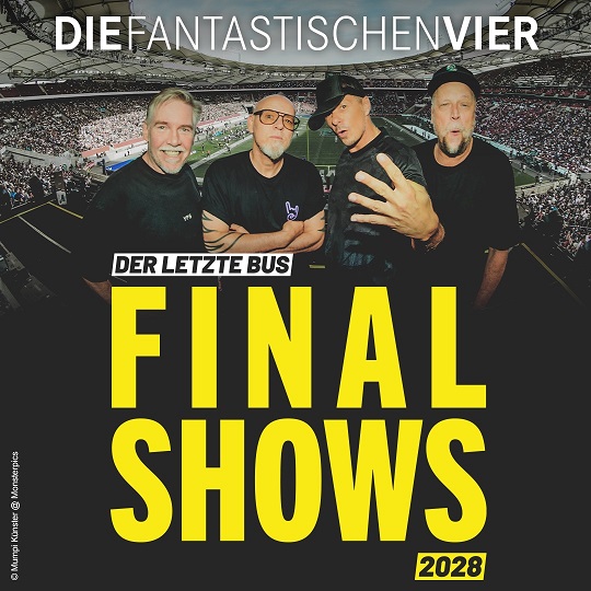 Die Fantastischen 4 stehen auf der Trib&uuml;ne eines Fussballstadions.