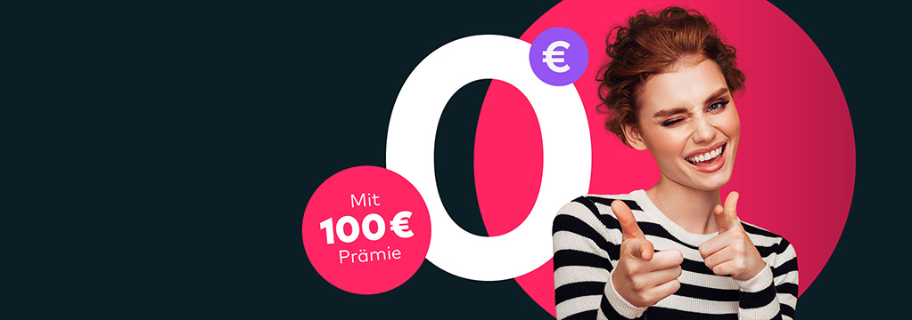 Eine Frau mit kurzen roten Haaren und gestreiftem Hemd lächelt breit und zwinkert. Dahinter verbirgt sich eine große 0-Euro-Visualisierung, die ein kostenloses Depot, kostenlose Bargeldabhebungen und ein kostenloses Tagesgeldkonto darstellt.