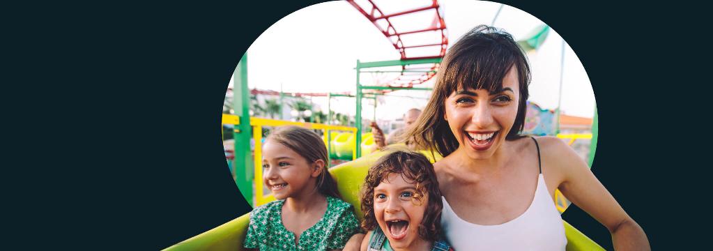 Eine Mutter fährt mit zwei Kindern Achterbahn und freut sich über die vielfältigen comdirect Aktionen.