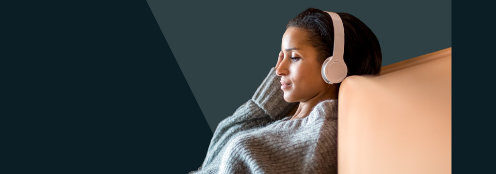 Komfortfonds: Frau hört Musik