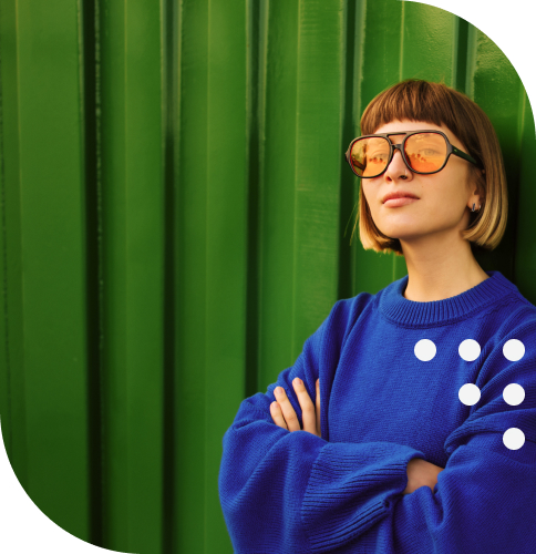 Ein Frau schaut den Leser an.