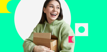 Eine Frau in einem grünen Hoodie freut sich über ein Paket.