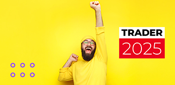 Ein Mann mit Brille, gelbem Pullover und Bearnie jubelt. Neben ihm ist das Logo von Trader 2025 zu sehen.