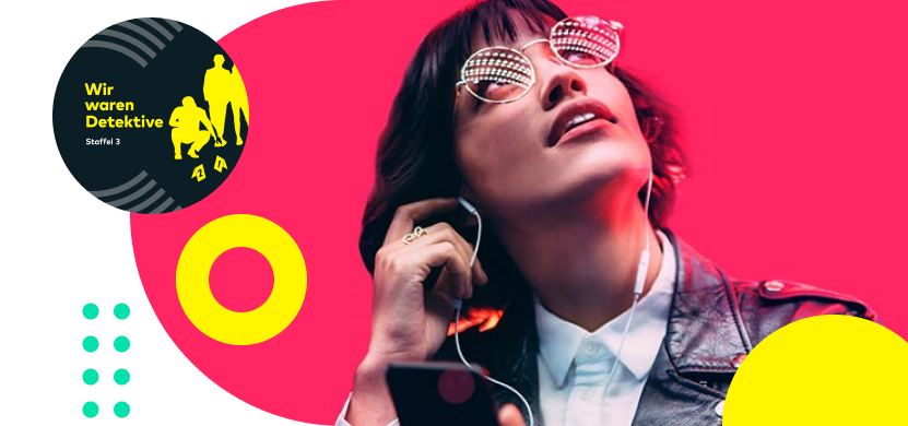 Junge Frau hört mit Kopfhörern Finanz-Podcasts