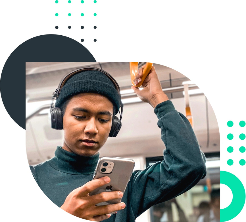 Personen in der U-Bahn, die auf ihre Smartphones schauen