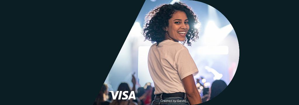 Lachende Frau auf einem Konzert blickt vor hell erleuchteter B&uuml;hne &uuml;ber die Schulter. Es sind das Logo von Visa und der Hinweis „Created by GenAI“ zu sehen.
