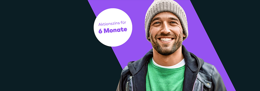 Lachender Mann mit M&uuml;tze, Pullover und schwarzer Jacke. Es gibt einen St&ouml;rer mit dem Text „Aktionszins f&uuml;r 6 Monate“.