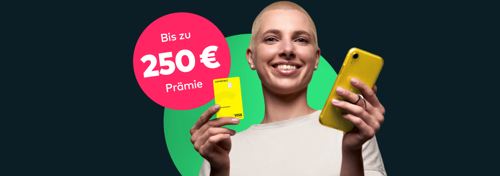 Bild einer jungen Frau mit Visa-Debitkarte, Handy und St&ouml;rer „Mit bis zu 250 Euro Pr&auml;mie“