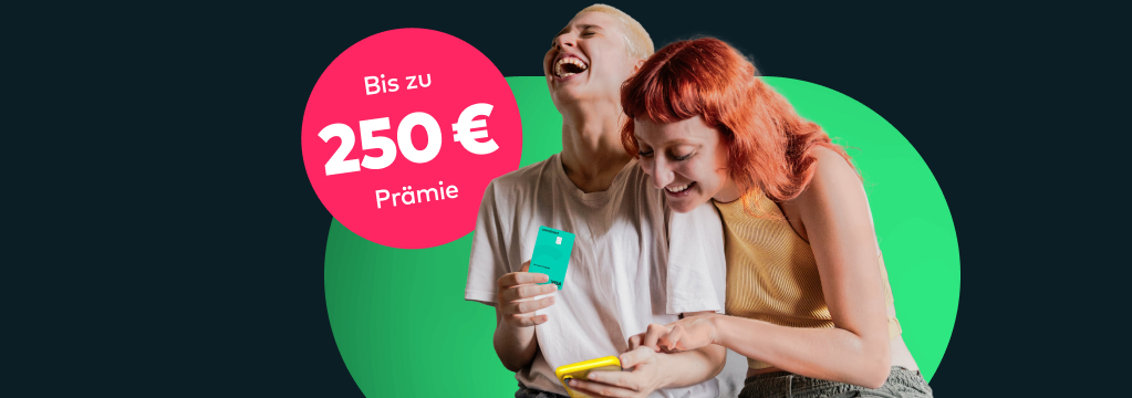 Bild von zwei jungen Frauen mit Visa-Debitkarte, Handy und St&ouml;rer „Bis zu 250 Euro Pr&auml;mie“