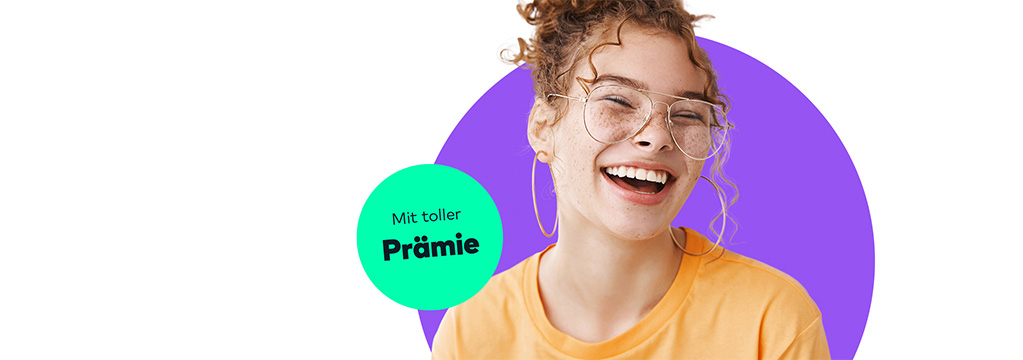 Lachendes Mädchen mit Brille und Locken trägt ein orangefarbenes T-Shirt. Auf dem Bild sind geometrische Formen zu sehen.