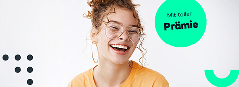 Lachendes Mädchen mit Brille und Locken sowie Hinweis: Mit toller Prämie.