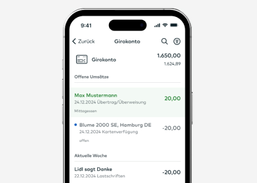 comdirect App: Auf einem Smartphone wird die Umsatzliste angezeigt. Die Buchungen umfassen Netflix, Kühne-Nagel, Nike Store und Niclas Scholz.