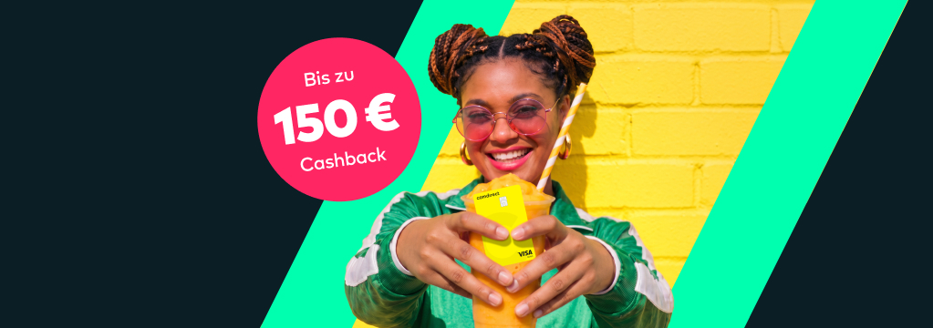 Eine junge Frau h&auml;lt eine gelbe Visa-Debitkarte vor einem Getr&auml;nkebecher. Farbintensive Gestaltung in Gelb und Gr&uuml;n. Auf einem St&ouml;rer steht „Bis zu 150 Euro Cashback“