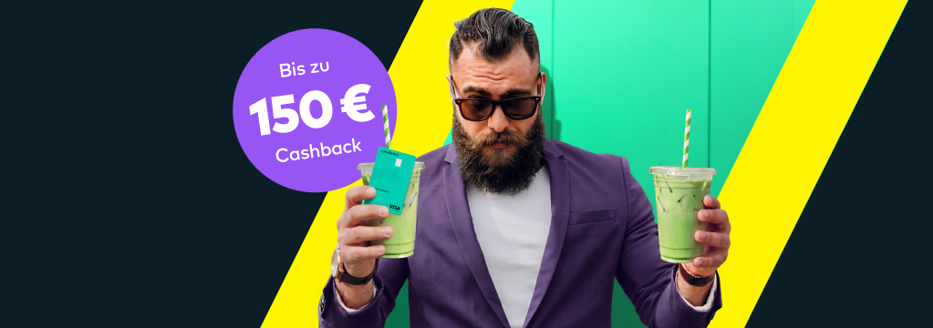 Eine junger Mann tr&auml;gt 2 Getr&auml;nkebecher und h&auml;lt dabei eine gr&uuml;ne Visa-Debitkarte. Farbintensive Gestaltung in Gelb und Gr&uuml;n. Auf einem St&ouml;rer steht „Bis zu 150 Euro Cashback“.