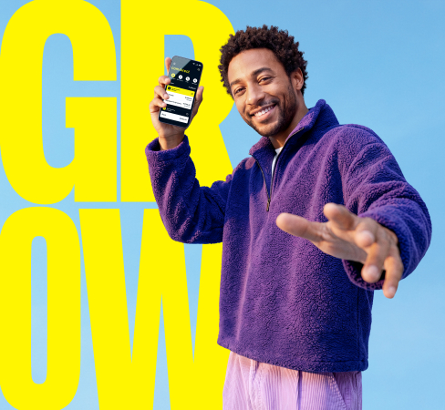 Ein Mann &ouml;ffnet die comdirect App auf seinem Smartphone. Im Hintergrund steht Text: Grow.