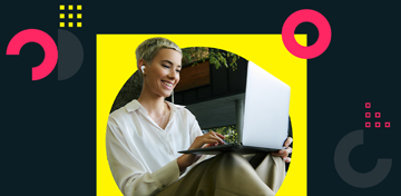 Eine Frau mit kurzen Haaren sitzt lächelnd auf dem Boden und hat einen Laptop auf dem Schoß. Sie hat gerade einen comdirect Wertpapiersparplan abgeschlossen.