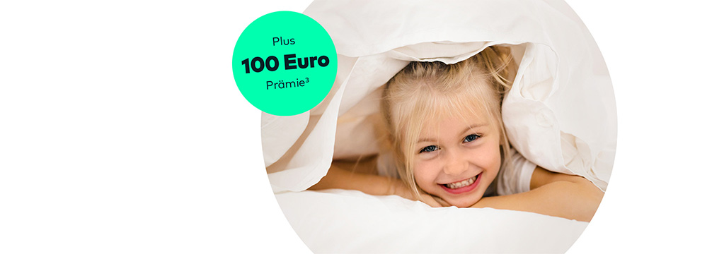 Ein blondes Mädchen lugt unter einer weißen Bettdecke hervor. Es stützt den Kopf auf die Arme und lächelt. Es befindet sich ein Störer auf dem Bild mit dem Text „Plus 100 Euro Prämie Fußnote 3“. Die Fußnote wird am Ende der Seite aufgelöst.