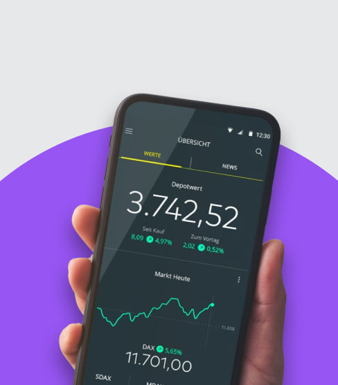 Eine Hand hält ein Handy hoch, auf dem der Depotwert und ein Chartverlauf in der comdirect App zu sehen sind.