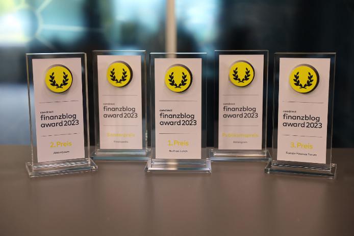 Die Pokale des comdirect finanzblog awards 23 sind abgebildet.