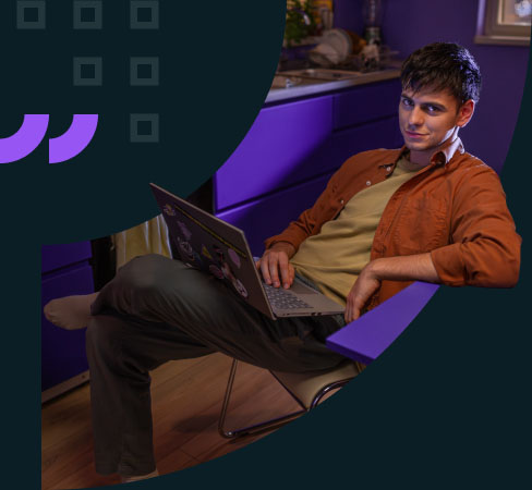 Eine Person sitzt entspannt auf einem Stuhl in einem Raum und arbeitet an einem Laptop. Er ist ein zufriedener Nutzer von Profi-Tools für das Trading.