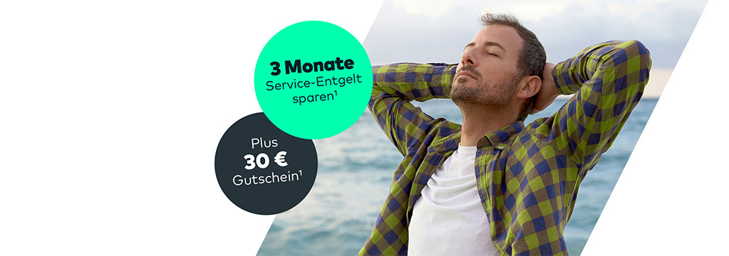 Ein junger Mann in offenem kariertem Hemd und weißem T-Shirt entspannt am See. Er erfreut sich an der Sommer-Cominvest-Aktion. Auf einem Störer steht "3 Monate Service-Entgelt sparen Plus 30 Euro Gutschein - Fußnote 1". Alle Fußnoten sind am Ende der Seite aufgelistet.