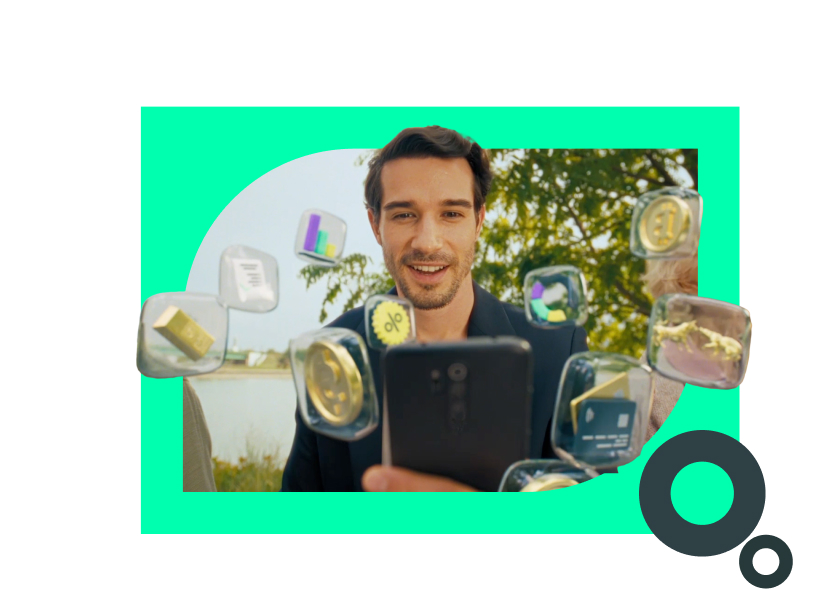 Ein junger Mann schaut auf sein Handy. In Luftblasen um ihn herum schweben Finanzprodukte wie beispielsweise Goldbarren oder Bitcoins.