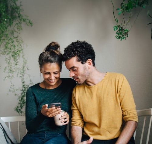 Gemeinschaftskonto: Paar schaut gemeinsam aufs Handy