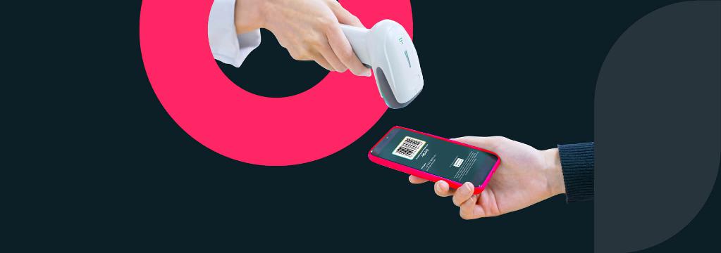 Der Handyscreen eines Barcodes wird an einen Barcodescanner gehalten.