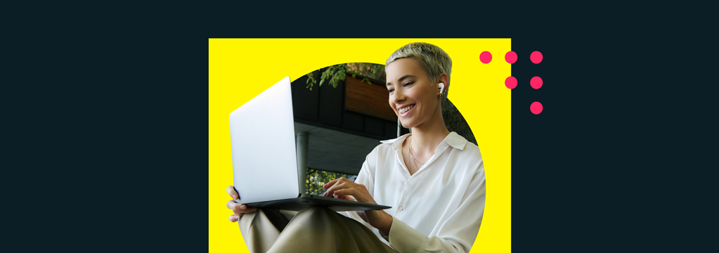Eine junge Frau mit kurzen Haaren sitzt auf dem Boden, hat den Laptop auf dem Schoß und schließt gerade einen comdirect Wertpapiersparplan ab.