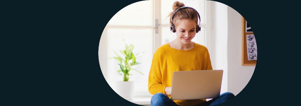 Eine junge Frau nutzt ihren Laptop, um auf der Hilfe- und Service Seite eine Antwort zu finden.
