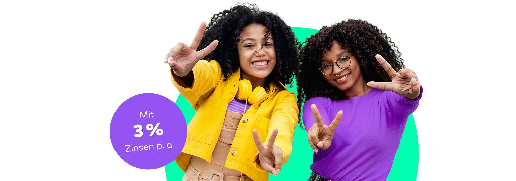 2 M&auml;dchen zeigen l&auml;chelnd das Peace-Zeichen. Es gibt den Hinweis 3 % Zinsen p. a.