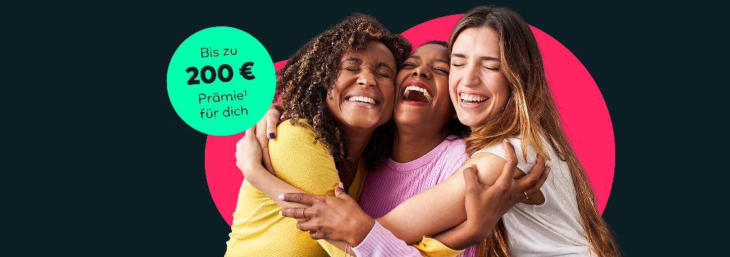 3 junge Frauen sitzen auf einem Sofa, umarmen sich und lachen. Es gibt den Hinweis „Bis zu 200 Euro Pr&auml;mie f&uuml;r dich“. Die Fu&szlig;note wird am Seitenende aufgel&ouml;st.