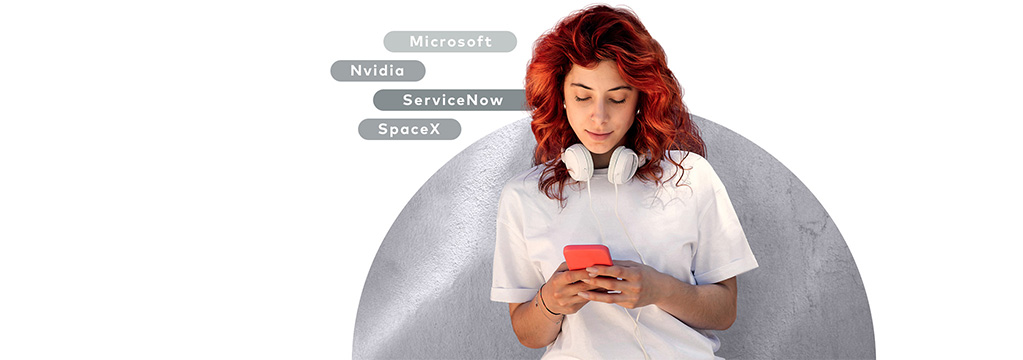 Eine Frau schaut auf ihr Smartphone, um sich &uuml;ber Aktien-Sparpl&auml;ne zu informieren.