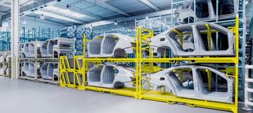 Autoaktien &ndash; Karosserieteile in einer Autofabrik.