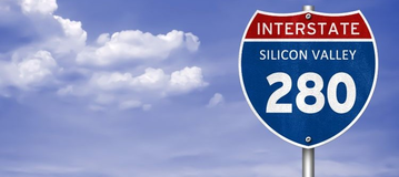 Vor einem blauen Himmel sieht man ein Stra&szlig;enschild 'Interstate Silicon Valley 280'.