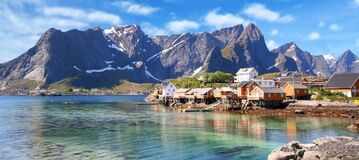 Skandinavische Aktien &ndash; Das kleine St&auml;dtchen Hamnoy in der N&auml;he der Lofoten in Norwegen bei blauem Himmel