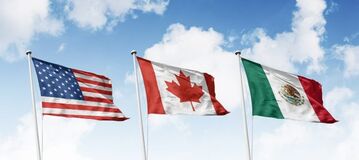 Die Flaggen der WM Gastgeberl&auml;nder Mexica, Canada und USA wehen im Wind. 