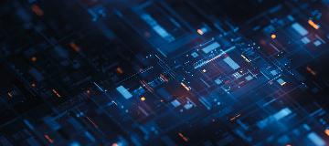 Auf einer Platine mit digitalen Schaltungen spiegelt sich das Licht.