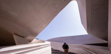 Ein Mann steigt eine moderne Beton-Treppe hinauf.