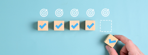 Es sind fünf Zielscheiben eingezeichnet, unter denen vier Holzwürfel liegen.