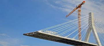 Infrastrukturaktien &ndash; Kran beim Bau einer Br&uuml;cke.