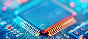 Auf einer t&uuml;rkisfarbenen Platine sind verschiedene Leitungen sichtbar.